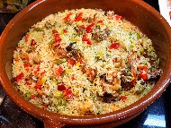 Рецепта Печено заешко месо с ориз, чушки, чесън, лук, маслини и магданоз в глинен гювеч на фурна